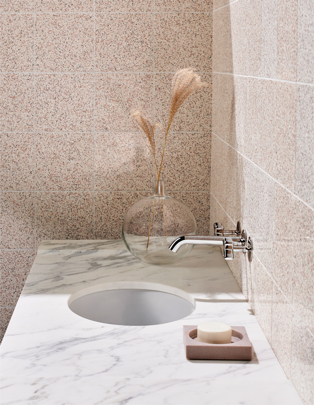 .25 embodies classic American modernism, in understated styles that are perfect for grounding a minimalist bath.